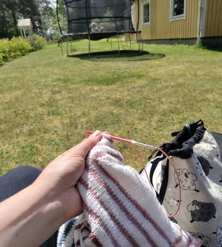 sticka till barn i solen